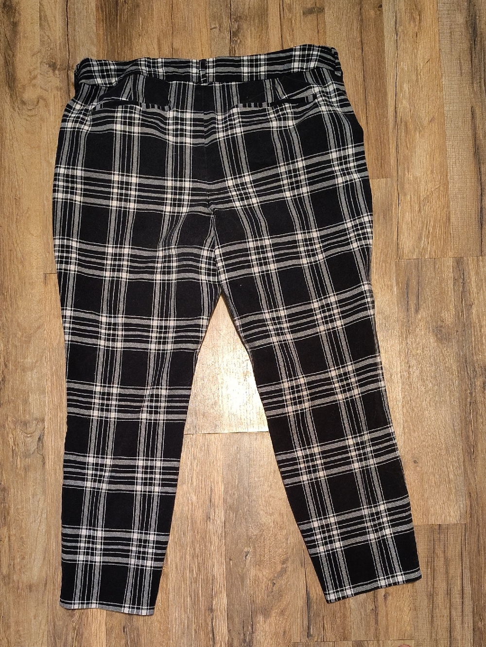 Old Navy Black and White Plaid Pixie Pants - Picture 10 of 10
